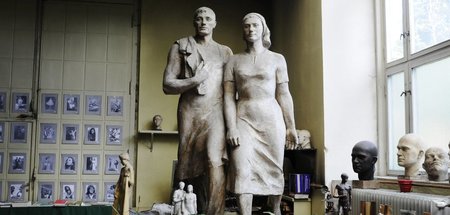 Arbeiten Ruthild Hahnes in ihrem ehemaligen Atelier in der Erich...