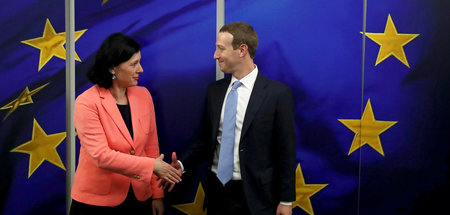 Die Vizepräsidentin der EU-Kommission, Vera Jourova, mit Faceboo...