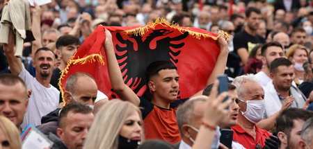 Unterstützer der »Vetevendosje« mit einer albanischen Flagge am ...