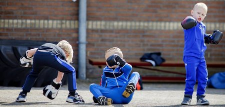 Die betroffenen Familien setzen sich gegen die Regierung zur Weh... Die betroffenen Familien setzen sich gegen die Regierung zur Weh...