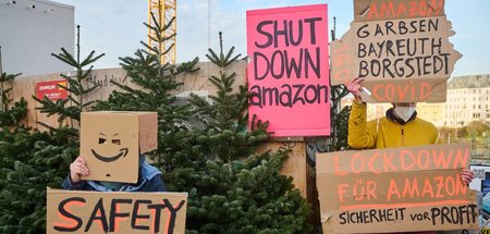 Aktivisten von »Berlin vs. Amazon« protestieren an der Baustelle...