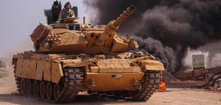 »Schwerer Artilleriebeschuss«: Ein türkischer Panzer in der Nähe...