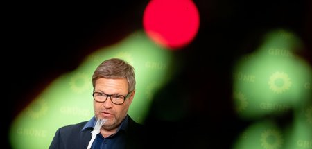 Grünen-Vorsitzender Robert Habeck während einer Pressekonferenz ...