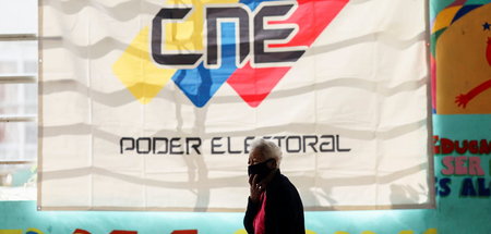 Stimmabgabe in einem Wahllokal in Caracas – im Hintergrund das L...