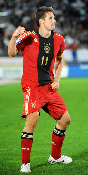 So phallisch kennt man ihn gar nicht – Miroslav Klose