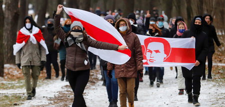 Nicht ohne historische weiß-rot-weiße Flagge: Protestierende geg...