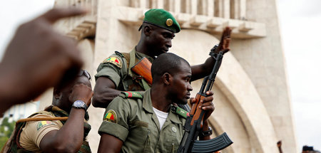 In Bamako freudig begrüßt: Malische Soldaten auf dem Unabhängigk...