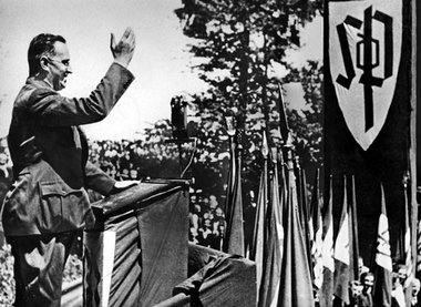 Konrad Henlein, Führer der  Sudetendeutschen Partei, begrüßt nac...