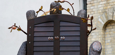 Die Tür der Synagoge hatte Balliets Schüssen standgehalten und w...