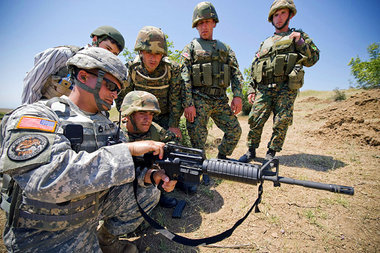 Vor dem Angriff Tbilissis auf Südossetien: US-Ausbilder (links) ...