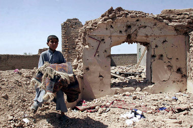 Foto: Nach dem Angriff von US-Bombern auf das afghanische DorfAs...