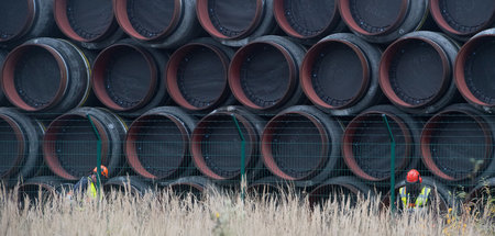 Rohre für die Gaspipeline Nord Stream 2 auf dem Gelände des Hafe...