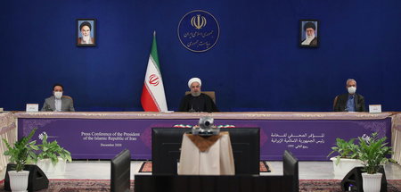 Übergroße Zuversicht? Irans Präsident Hassan Rohani (M.) bei Pre...