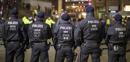 Im darauffolgenden Jahr stark aufgestellt: Polizisten rund um de...