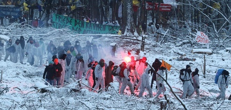Aktive mit Bengalofeuer im verschneiten Dannenröder Wald (5.12.2...