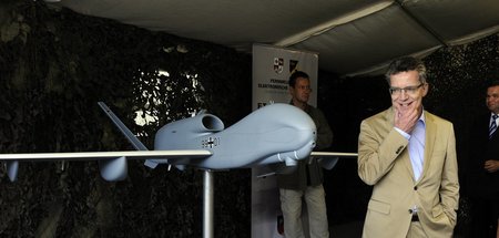 Thomas de Maizière (CDU) mit einem Modell der »Euro Hawk«-Drohne...