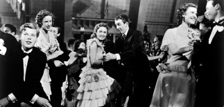 George Bailey (James Stewart) und Mary Hatch (Donna Reed) beweis...
