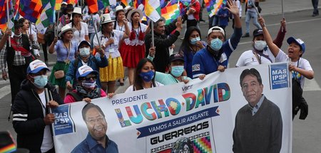 Unterstützer der linken »Bewegung zum Sozialismus« in La Paz vor...
