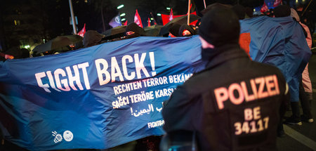 Polizist stellt sich Protestdemo gegen rechten Terror in Berlin-...