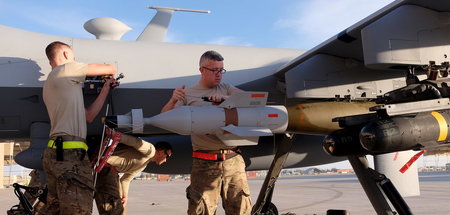 US-Soldaten vor einer »Reaper«-Drohne auf einem Flugfeld in Kand...