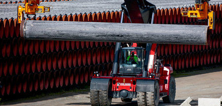 Rohre für die Pipeline Nord Stream 2 im Hafen von Mukran (10.9.2...