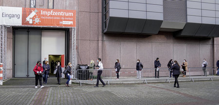 Wer zuerst kommt: Testlauf mit Probanden im neuen Impfzentrum in...