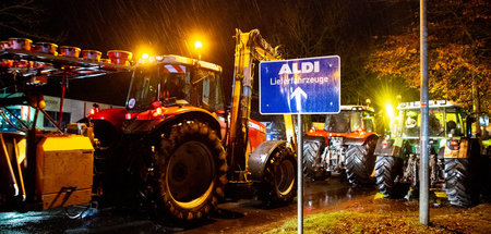 Alles dicht: Bauern blockieren mit Traktoren Zufahrt des Lebensm...