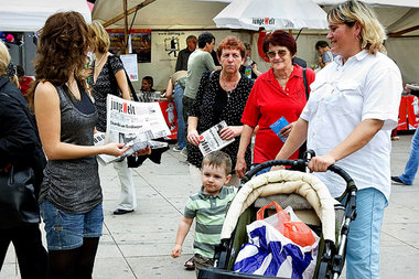 Berlin, Alexanderplatz, 6. September: Junge Stalinistin wirbt fü