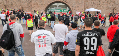 »Frankfurt, halt’s Maul!« – Fans des Halleschen FC protestieren ...