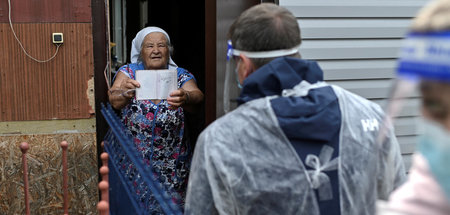 Verfassungsreferendum unter Pandemiebedingungen: Eine Frau zeigt... Verfassungsreferendum unter Pandemiebedingungen: Eine Frau zeigt...
