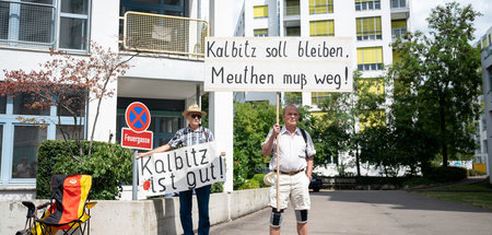 Anhänger von Andreas Kalbitz während einer Verhandlung des Bunde... Anhänger von Andreas Kalbitz während einer Verhandlung des Bunde...