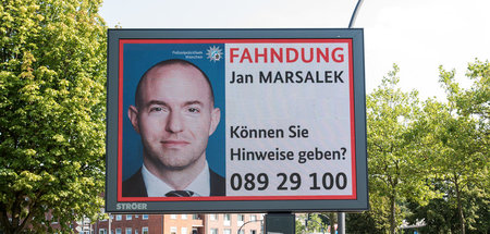 Leuchtreklame: Freundliches Fahndungsporträt eines Schlüsselspie...