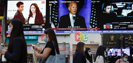 Der künftige US-Präsident Joseph Biden auf einem Monitor in den ...