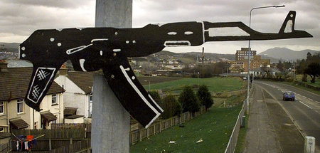 Ein »AK-47« aus Pappe hängt an einer Straßenlampe in der nordiri...