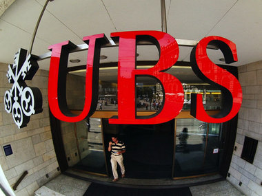 Auch die Schweizer Bank UBS holte sich zehn Milliarden Dollar au...