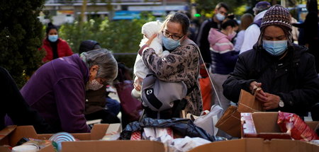 Essenausgabe an hilfsbedürftige Menschen in Madrid (30.10.2020)