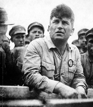 Max Hoelz spricht 1933 in Saratow zu Rotarmisten