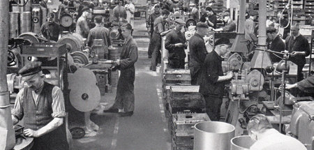 Historische Aufnahme der Kolbenring-Fertigung im Werk Frankfurt ...