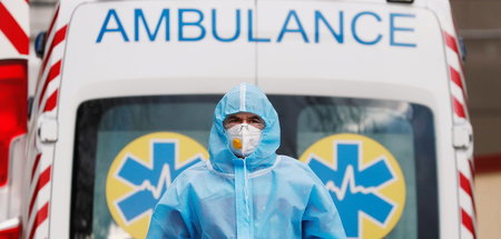 Ein Gesundheitsbeschäftigter vor einem Krankenhaus in Kiew (24.1...