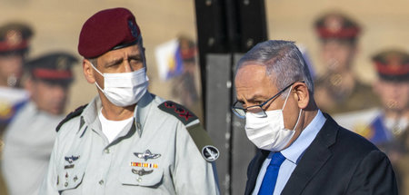 Israels Premier Benjamin Netanjahu (r.) und der Generalstabschef... Israels Premier Benjamin Netanjahu (r.) und der Generalstabschef...