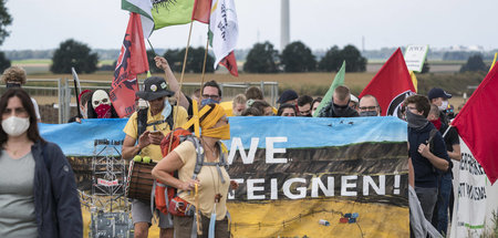Menschenkette rund um das vom Braunkohletagebau Garzweiler II be...