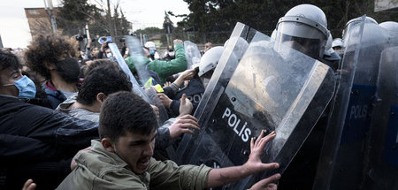 Studierende in Istanbul versuchen am Montag, die Blockade von Po... Studierende in Istanbul versuchen am Montag, die Blockade von Po...