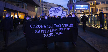Demonstranten wollen nicht für die Krise zahlen (Berlin, 30.12.2... Demonstranten wollen nicht für die Krise zahlen (Berlin, 30.12.2...