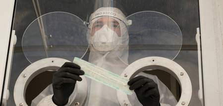 Medizinstudent bei erstem mobilen Coronatest in Polen (Gdansk, 1... Medizinstudent bei erstem mobilen Coronatest in Polen (Gdansk, 1...