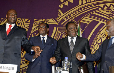 Demonstrative Einigkeit: (von links) Mutambara, Mugabe, Tsvangir... Demonstrative Einigkeit: (von links) Mutambara, Mugabe, Tsvangir...