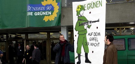 Rostock, 24. November 2001: Demonstranten protestieren gegen den...