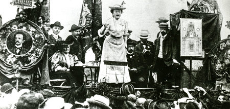 Stuttgart, August 1907: Rosa Luxemburg spricht auf einer Kundgeb...