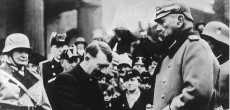 Hitler_und_Hindenbur_64267637.jpg