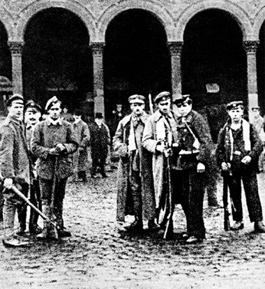 Bayerische Rotarmisten schützen den Münchner Hauptbahnhof