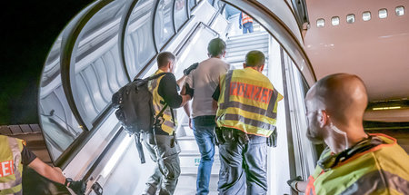 Abschiebeflug am Flughafen Leipzig/Halle (Juli 2019) Abschiebeflug am Flughafen Leipzig/Halle (Juli 2019)